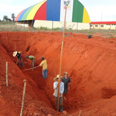 Serviço de escavação da cisterna instalada na Escola Estadual 2014, no Projeto de Assentamento Nova Esperança, também Cáceres (MT)