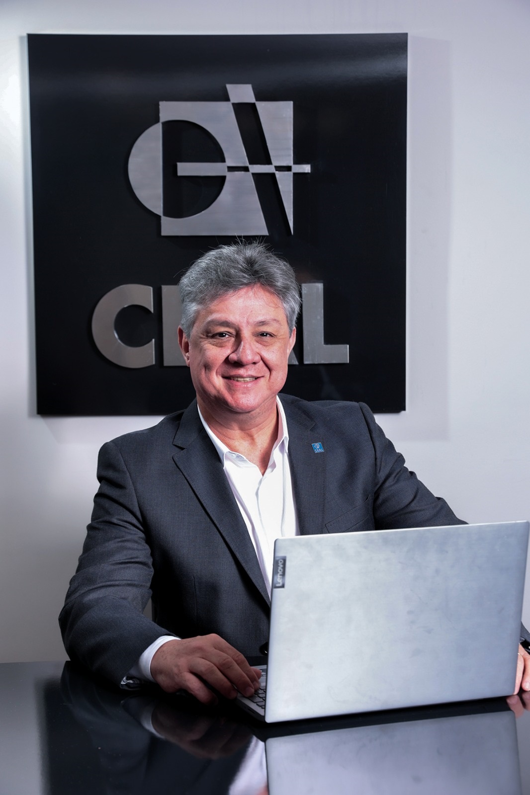 Presidente do Clube de Engenharia e Arquitetura de Londrina, eng. eletric. Brazil Alvim Versoza
