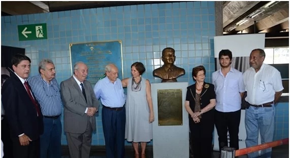 Lideranças sindicais e autoridades políticas presentes ao lançamento do segundo busto em homenagem ao engenheiro Rubens Paiva, na estação de metrô que leva seu nome na Pavuna (RJ), em 2014