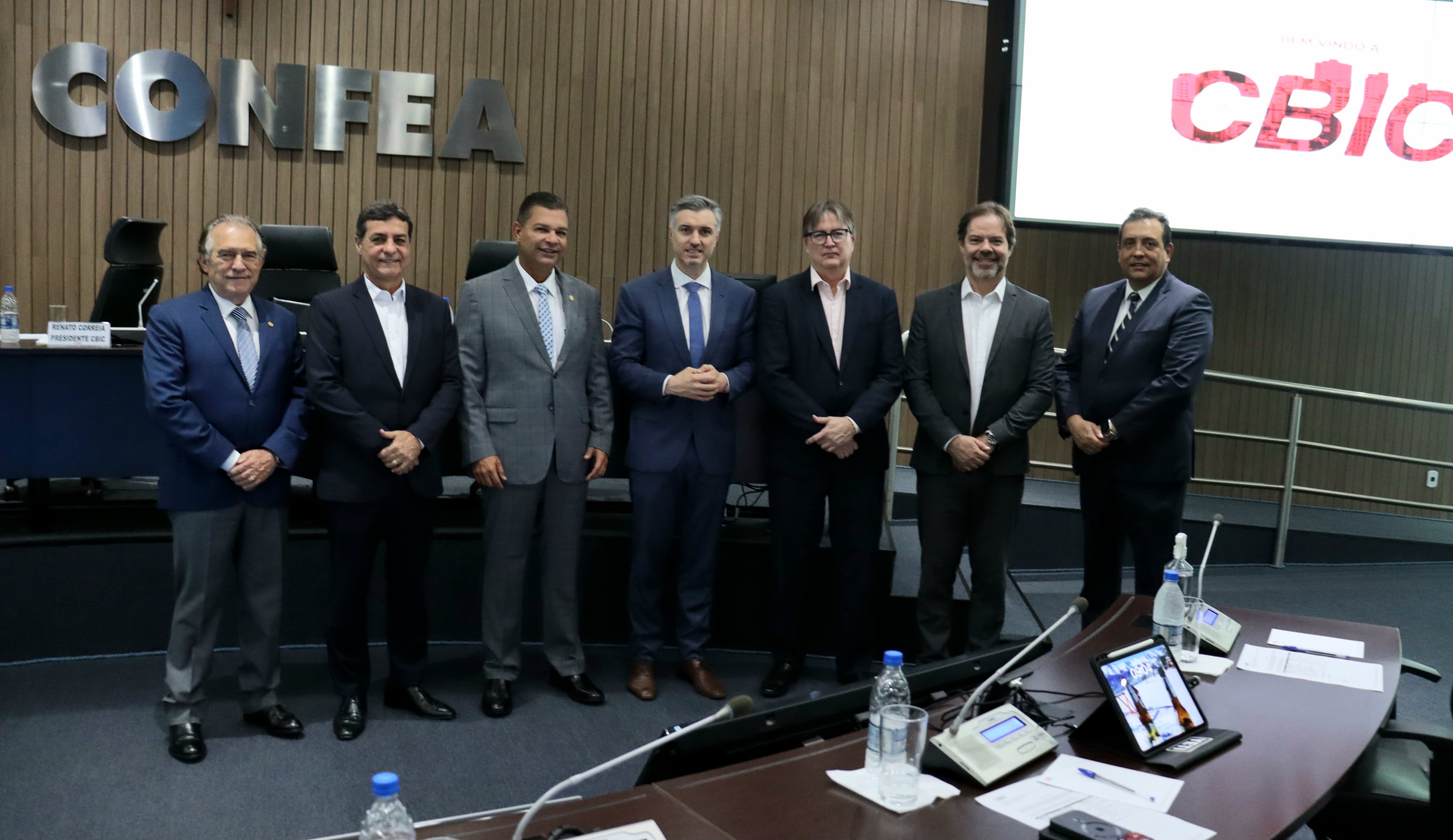 Vinicius Marchese recebeu as lideranças da CBIC no plenário do Confea 