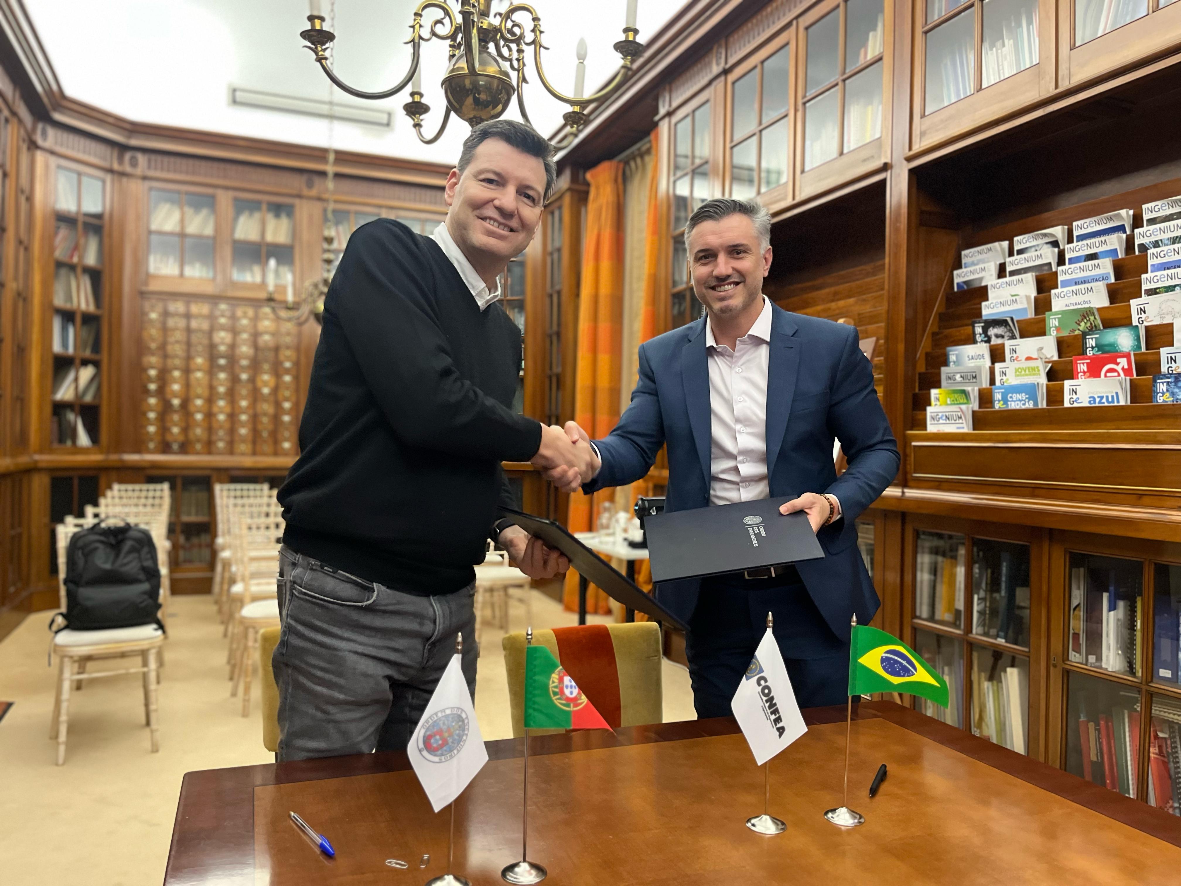 Bastonário Fernando Santos e presidente Vinicius Marchese após a assinatura da consolidação do Termo de Reciprocidade Profissional