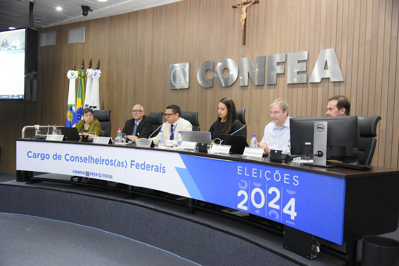 Parte da CEF ao lado de auditores responsáveis pela eleição de 2024