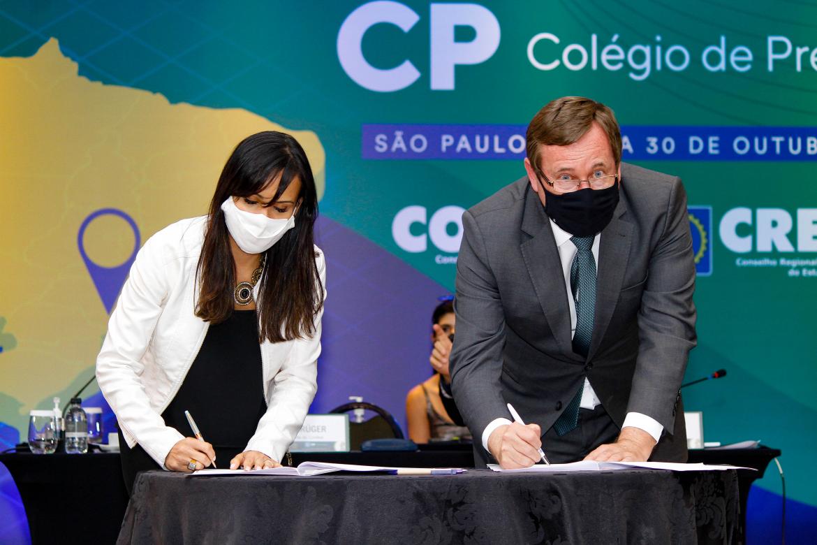 Presidente do Confea em 2021, eng. Joel Krüger assina acordo de cooperação técnica com a gerente jurídica do Mercado Livre, Julianna Marcucci