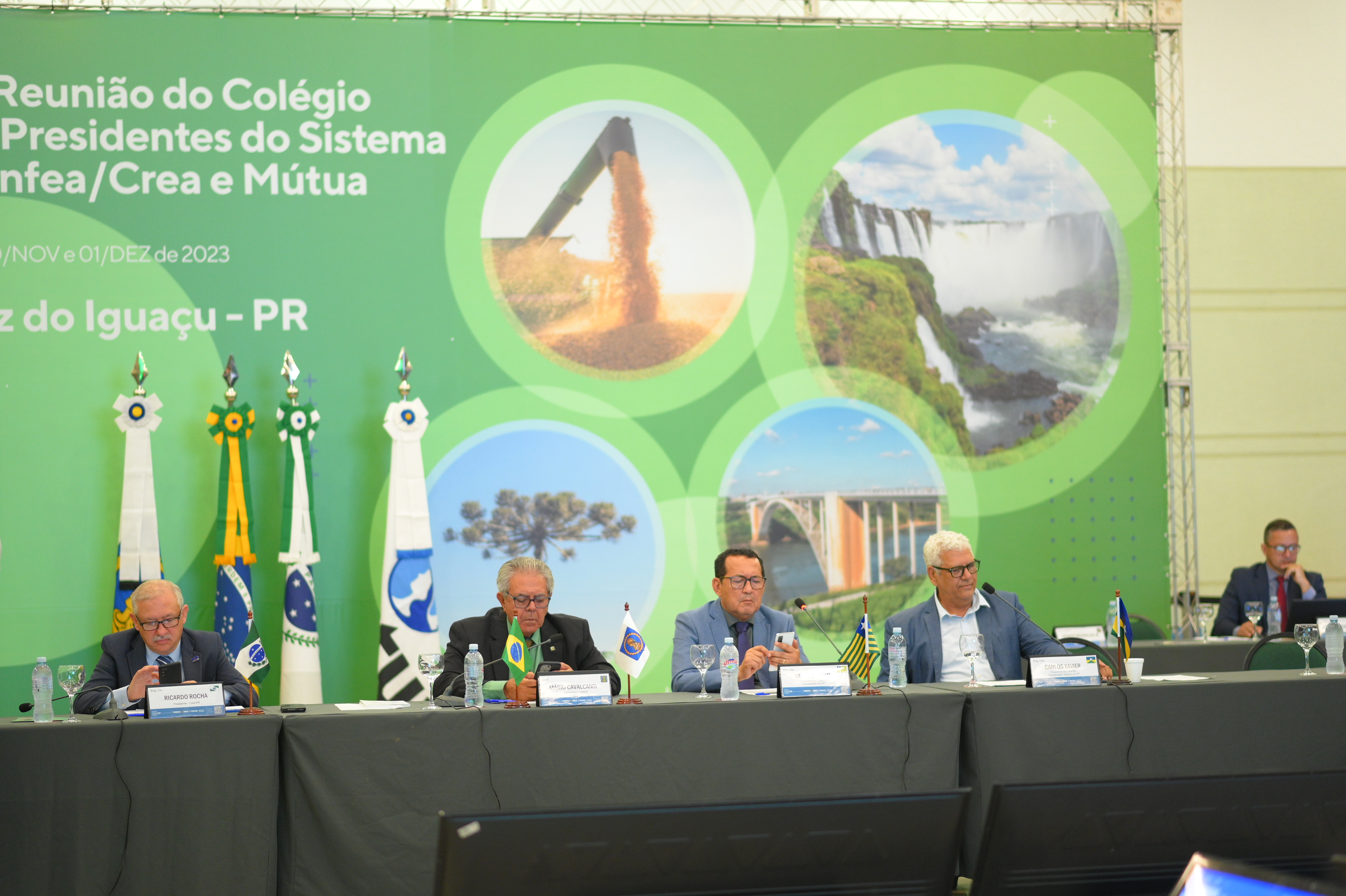 Mesa de trabalhos do último dia da reunião do Colégio de Presidentes em Foz do Iguaçu