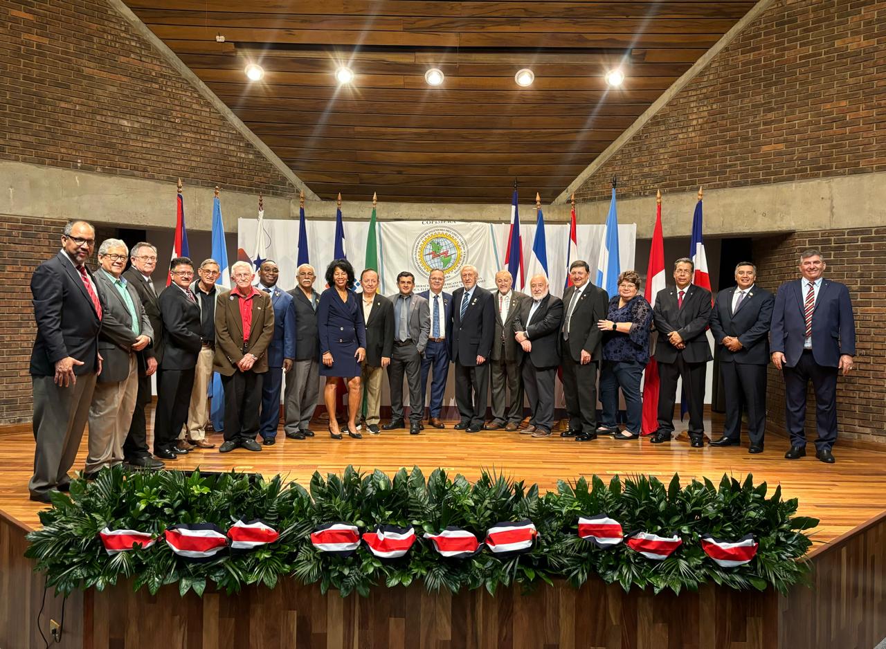 Participantes da reunião da Copimera na Costa Rica. Conselheiro federal Aysson Rosas (à dir.) representa o Confea