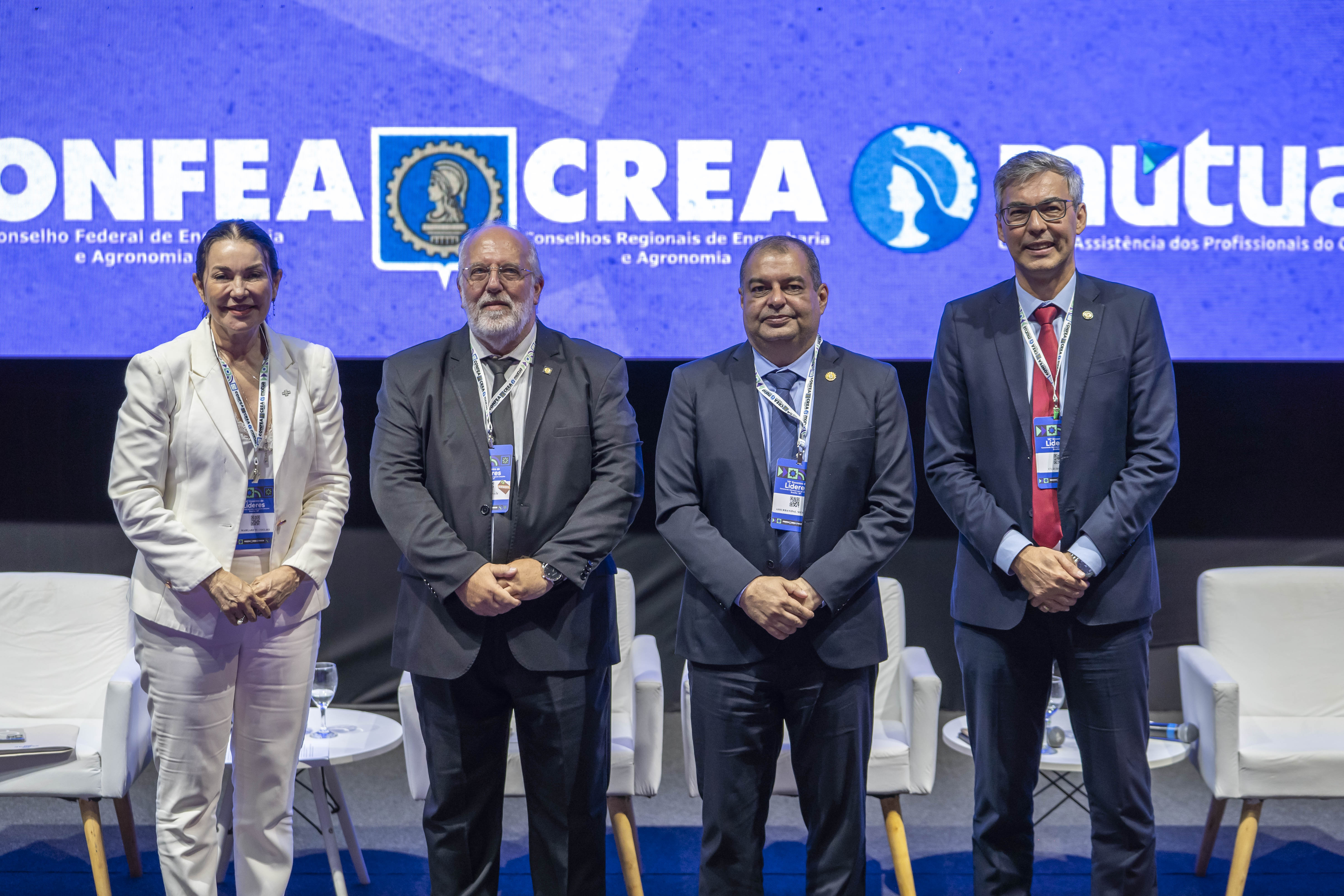 Debatedores reunidos em debate conduzido pelo conselheiro federal eng. civ. Osmar Barros Júnior