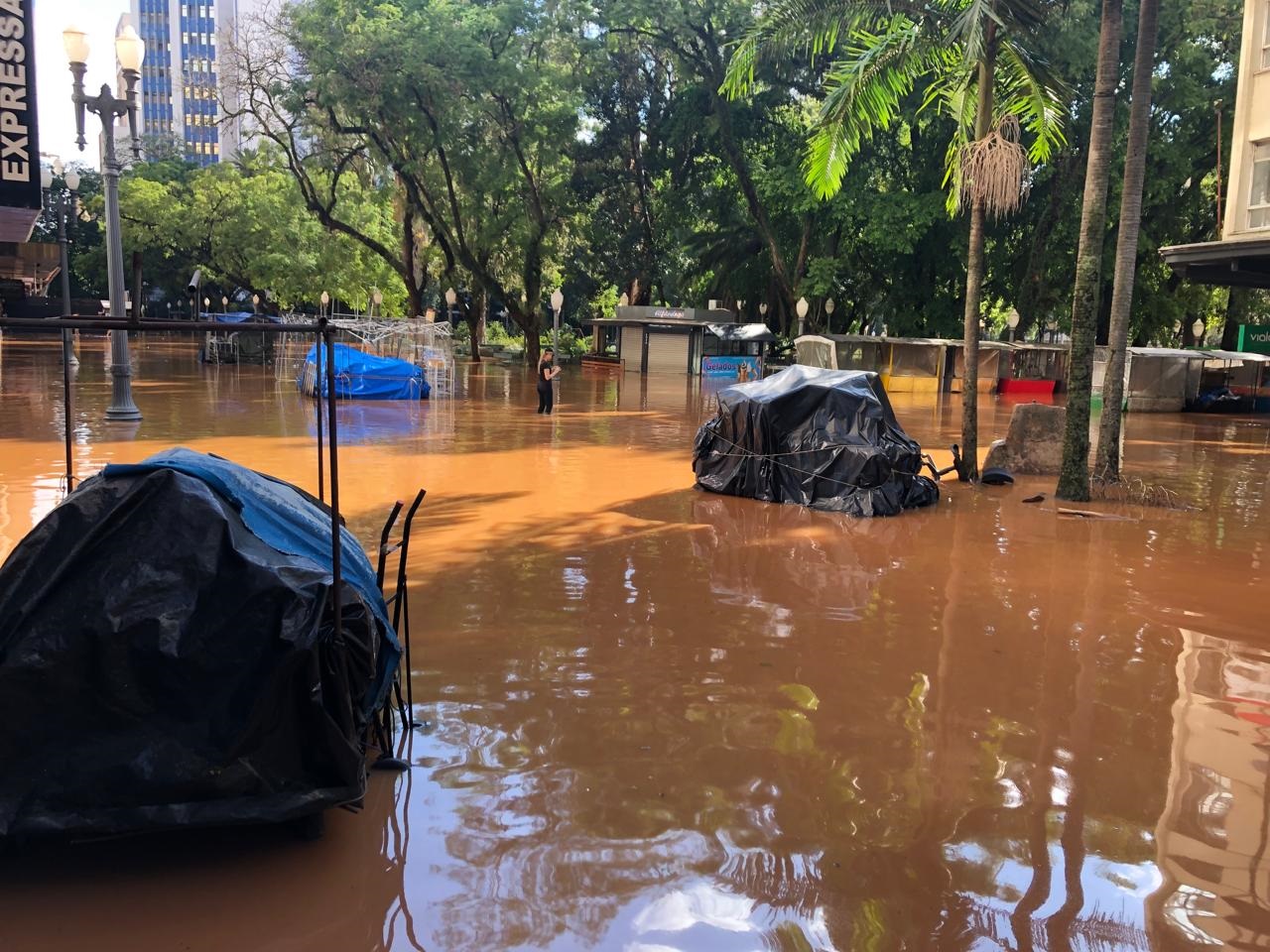 Em fotos do professor do IPH, eng. André Silveira, cenário de alagamento de Porto Alegre em 5 de maio, durante as enchentes que tomaram o Rio Grande do Sul em cenário de eventos climáticos extremos analisado pelo pesquisador ao lado de colegas de outras regiões do país
