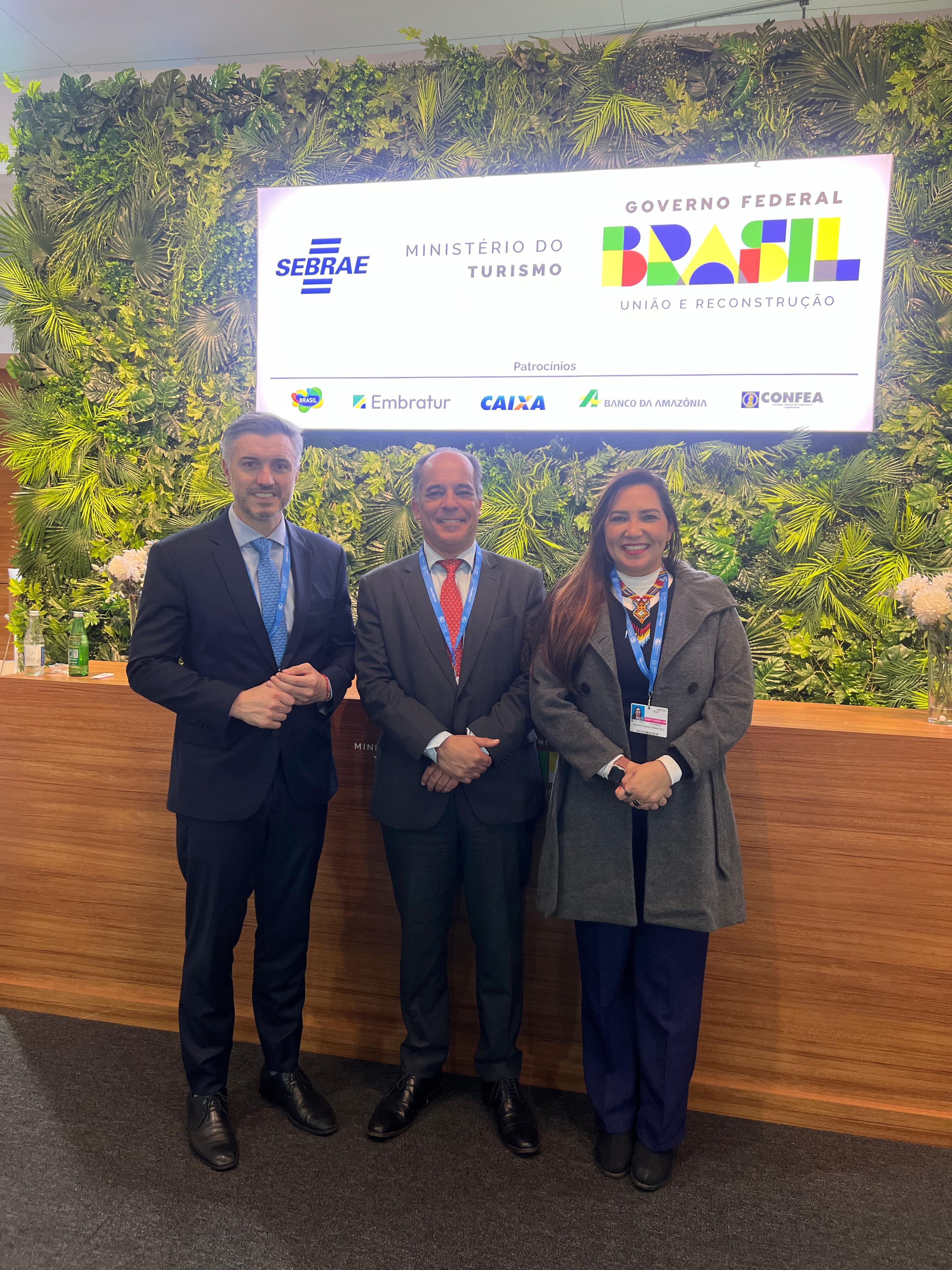 Presidente do Confea, eng. Vinicius Marchese, ao lado do secretário nacional de Infraestrura, Crédito e Investimentono Turismo, Carlos Hernque Menezes Sobral, e da presidente do Crea-PA, eng. Adriana Falconeri, reunidos em Baku, Azerbaijão, na COP 29. Preparativos para a realização do evento em Belém, no próximo ano