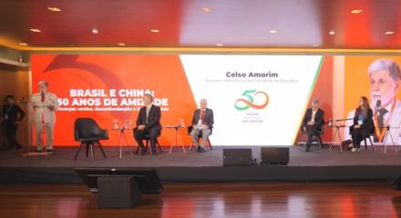 Mesa de abertura do seminário que celebrou os 50 anos da retomada das relações comerciais entre Brasil e China