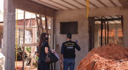 Fiscais do Crea-DF em obra na cidade de Vicente Pires