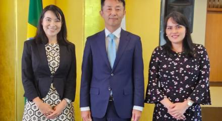 À esquerda, diretora da REN Brasil Lesley Ishii Ao Centro – Embaixador Teiji Hayashi À direita, chefe Setar Confea Kaori AKagi