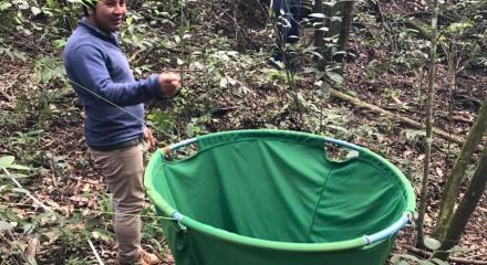 Aula de campo de Oreme Ikpeng no curso de Engenharia Florestal da UFSCar, campos de Sorocaba-SP: superação de dificuldades projetam a formação na área do primeiro indigena do Xingu 