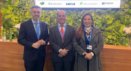 Presidente do Confea, eng. Vinicius Marchese, ao lado do secretário nacional de Infraestrura, Crédito e Investimentono Turismo, Carlos Hernque Menezes Sobral, e da presidente do Crea-PA, eng. Adriana Falconeri, reunidos em Baku, Azerbaijão, na COP 29. Preparativos para a realização do evento em Belém, no próximo ano