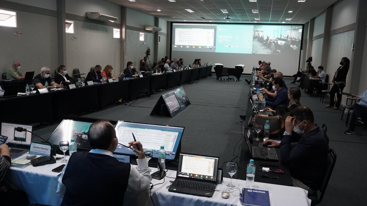 Participantes da reunião da Coordenadoria Nacional das Comissões de Ética dos Creas, em Florianópolis