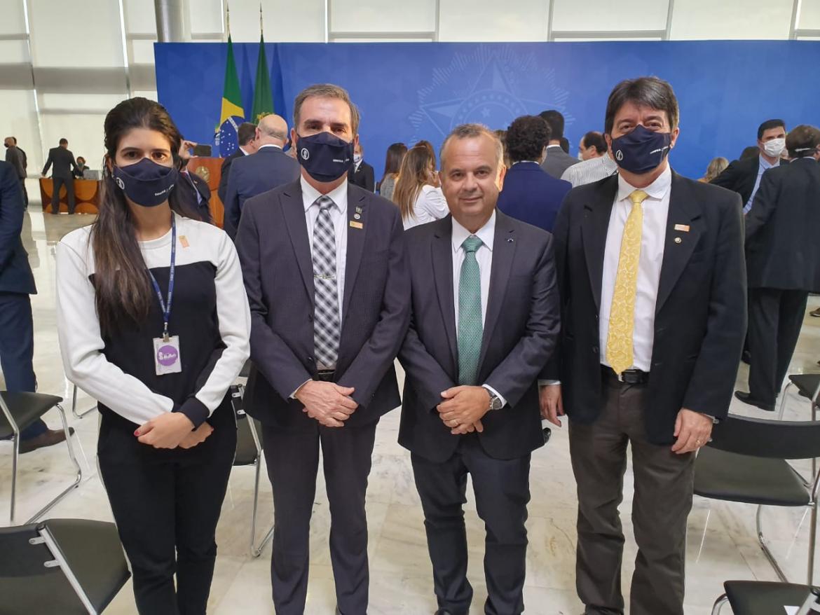Representantes do Confea ao lado do ministro do Desenvolvimento Regional, Rogério Marinho