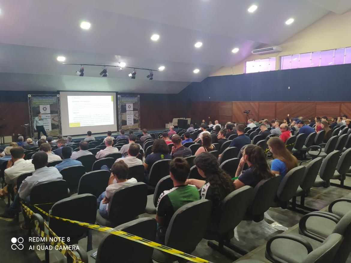 Participantes do Encontro Brasileiro de Manejo e Conservação do Solo e da Água, promovido pela Associação dos Engenheiros Agrônomos de Toledo