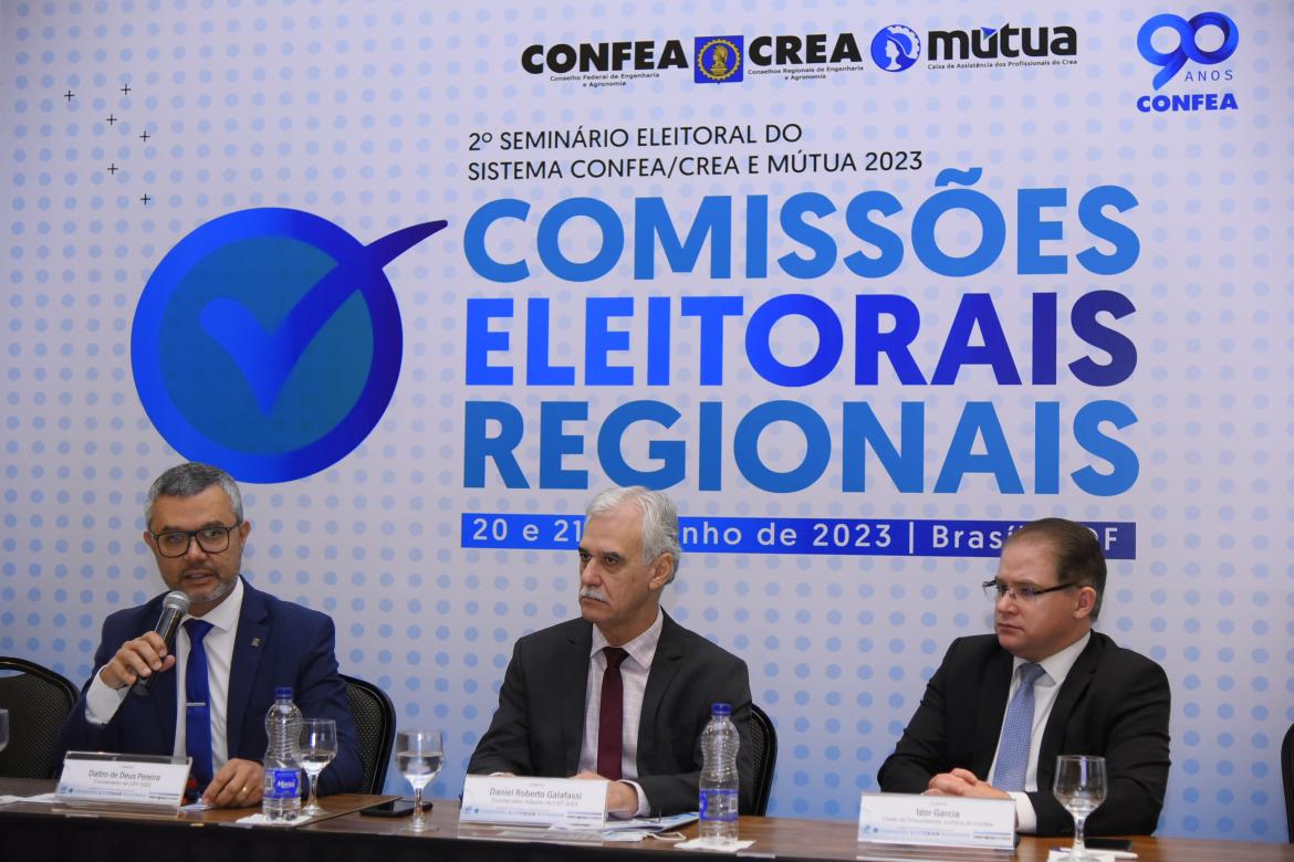Coordenador da CEF, eng. civ. Daltro Pereira, ao lado do conselheiro federal Daniel Galafassi e do chefe da Procuradoria do Confea, Igor Garcia