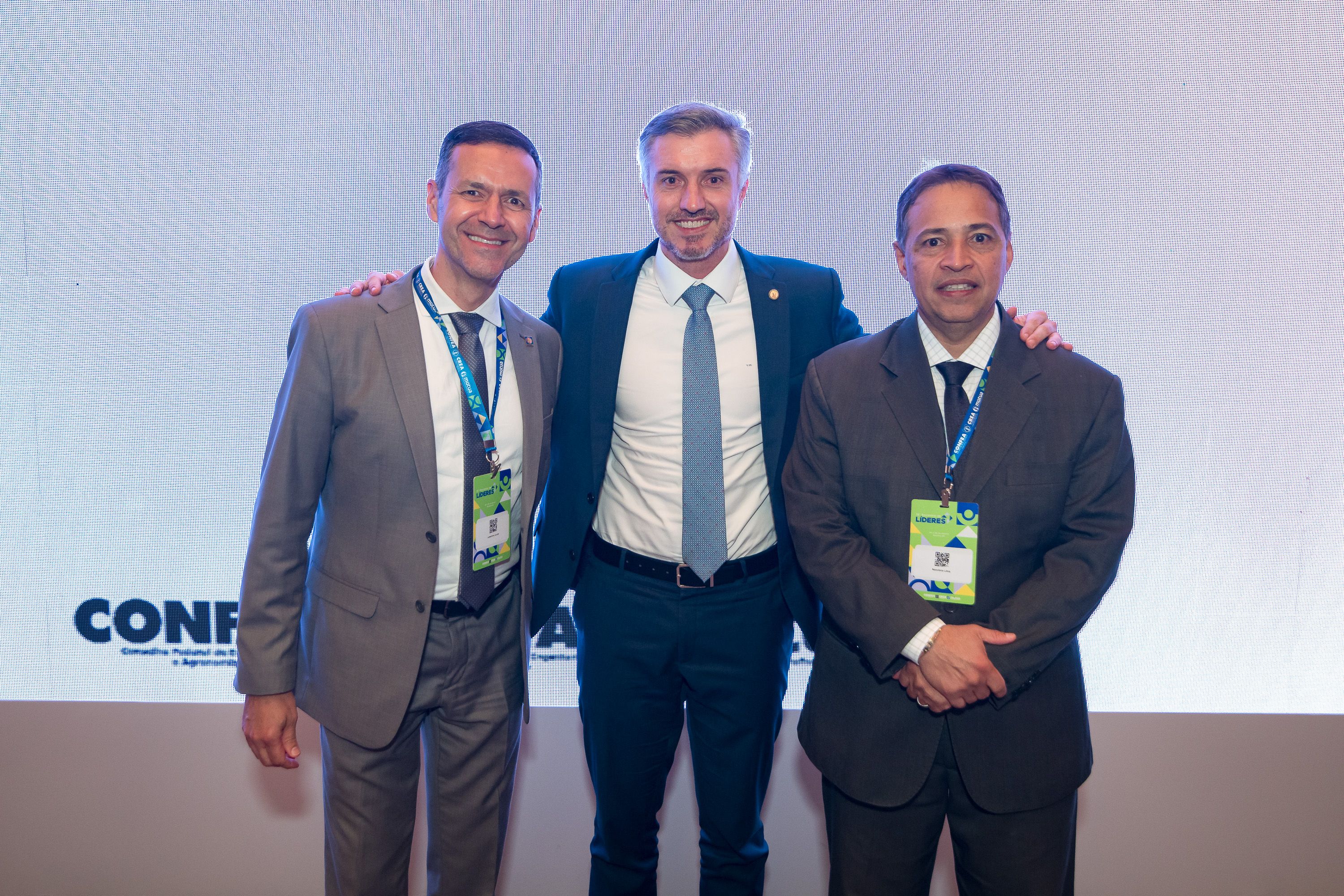 Presidente do Confea, Vinicius Marchese, entre o coordenador adjunto Lamartine Moreira e o coordenador do Colégio de Presidentes, Neovânio Lima